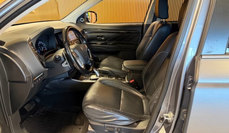 
								Mitsubishi Outlander PHEV INSTYLE+ — 2016 full									
