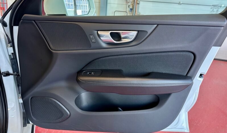 
								Volvo V60 D3 150 ch AWD Automatique — 2019 full									