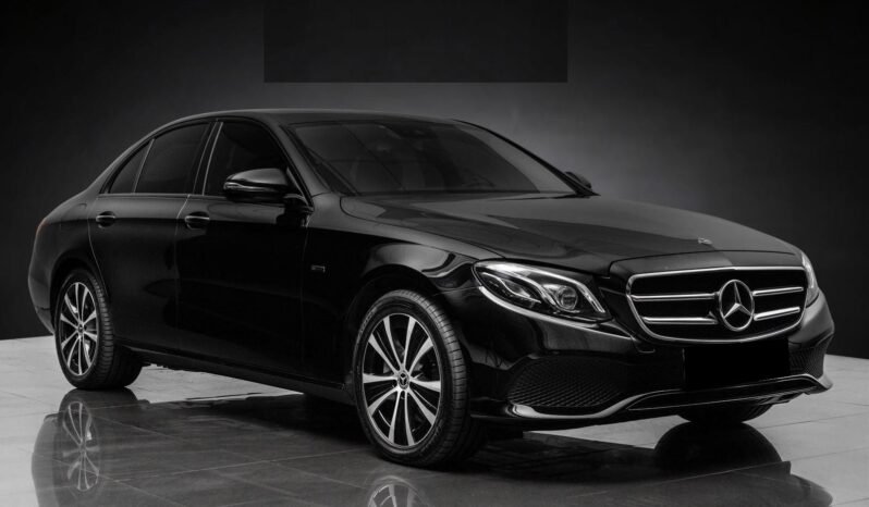 
								Mercedes-Benz E 300 e Berline Hybride Rechargeable 320 ch / Caméra / Éclairage d’ambiance / Pack Nuit / Jantes alliage / Automatique full									