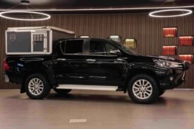 Toyota Hilux 2.4 D-4D 150 ch 4×4 | Double Cab | 5 places | Cuir | Caisse pour chiens | Crochet | Chauffage électrique