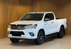 Toyota Hilux 2.4 D-4D 150 ch X-Cab SR | 4×4 | Manuel | Attelage | Climatisation | Caméra de recul