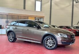 Volvo V60 Cross Country D3 150 ch automatique – 2017
