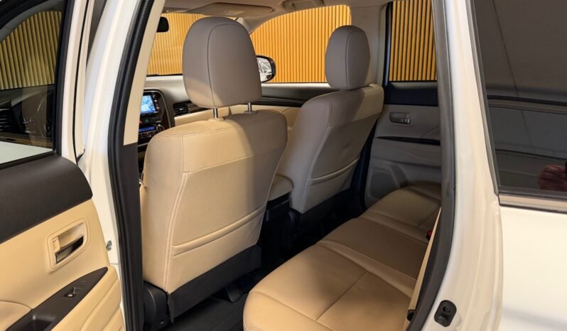 
								Mitsubishi Outlander 2.0 MIVEC 150 ch 4WD | 7 Places | Automatique | Cuir Beige | Caméra de Recul | Attelage full									