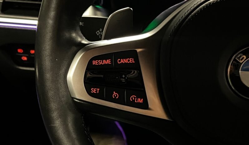 
								BMW 330e – Échappement sport – Live Cockpit – HUD – Apple CarPlay – Caméra arrière full									