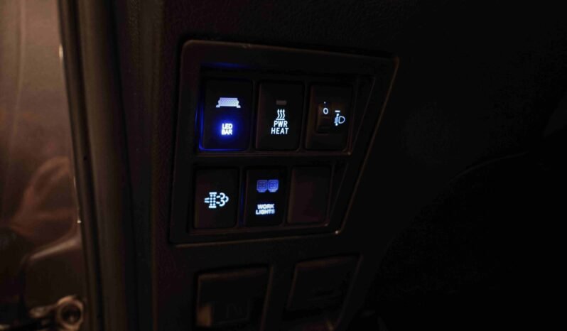 
								Toyota Hilux 2.8 D-4D 204 ch 4×4 | Automatique | Caméra de recul | Feux de travail | Attelage 3 500 kg | Garantie 10 ans full									