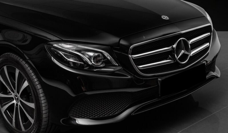 
								Mercedes-Benz E 300 e Berline Hybride Rechargeable 320 ch / Caméra / Éclairage d’ambiance / Pack Nuit / Jantes alliage / Automatique full									