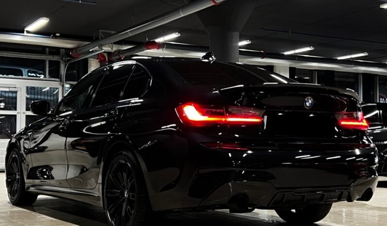 
								BMW 330e – Échappement sport – Live Cockpit – HUD – Apple CarPlay – Caméra arrière full									