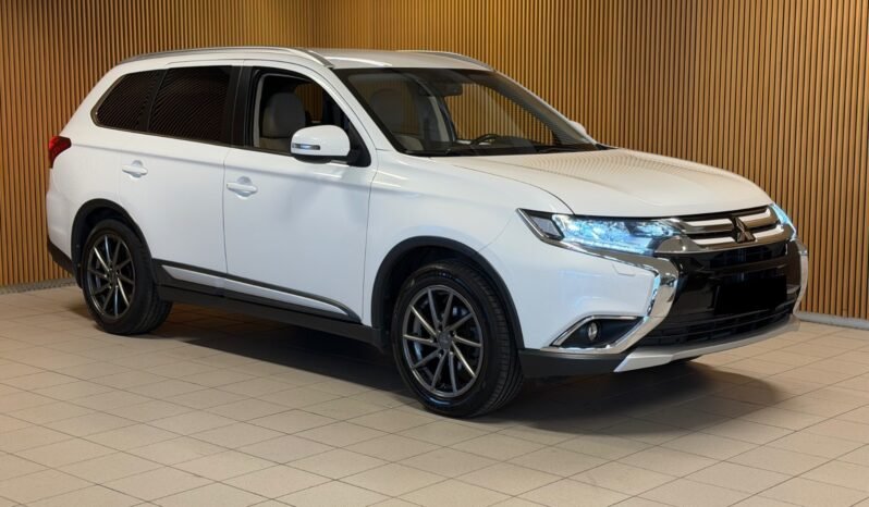 
								Mitsubishi Outlander 2.0 MIVEC 150 ch 4WD | 7 Places | Automatique | Cuir Beige | Caméra de Recul | Attelage full									
