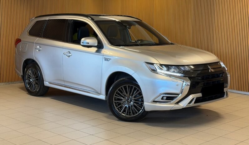 
								Mitsubishi Outlander PHEV Instyle+ | Cuir | Crochet | Caméra 360° | Hybride rechargeable full									