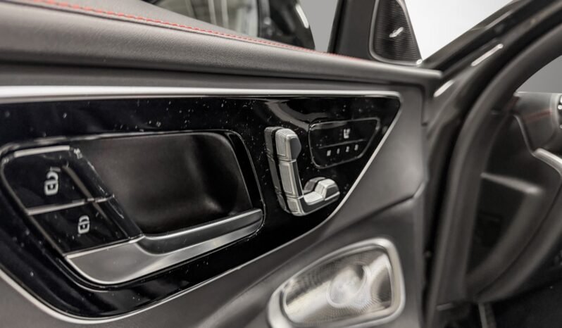 
								Mercedes-AMG C 43 4MATIC+ 408 ch – Essieu arrière directeur – Panoramique – Affichage tête haute – Sport full									