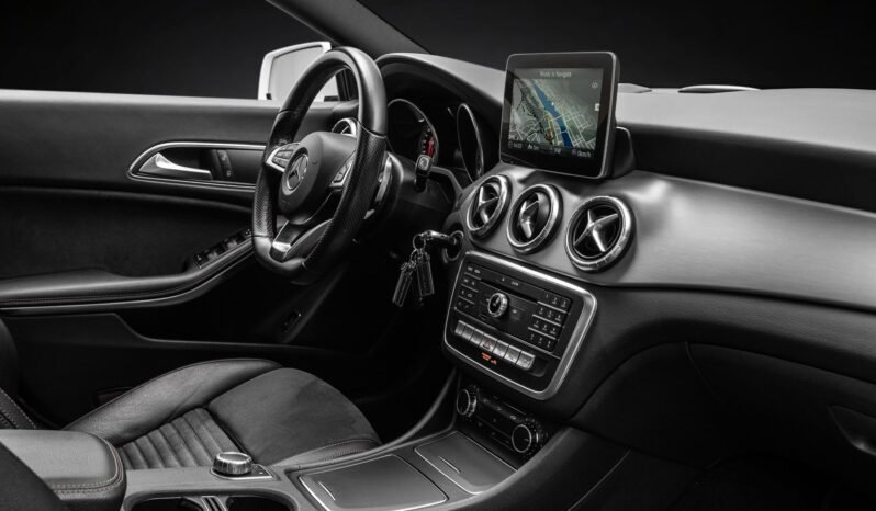 
								Mercedes-Benz CLA 180 2x AMG Facelift — 2017 full									
