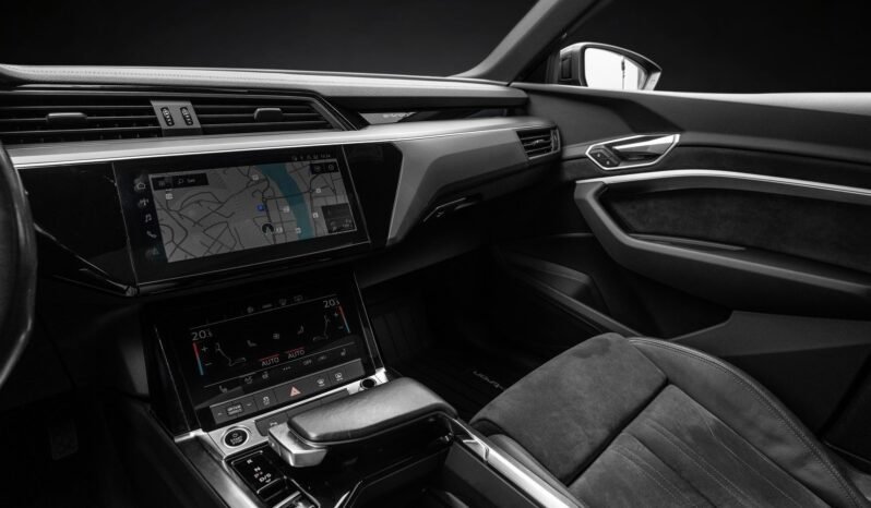 
								Audi e-tron 55 quattro Black Optics, 360°, HUD, ACC, Panoramique, Norvégien, HFeste, 1 propriétaire full									