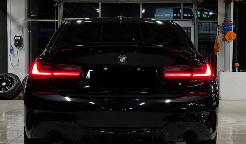 
								BMW 330e – Échappement sport – Live Cockpit – HUD – Apple CarPlay – Caméra arrière full									