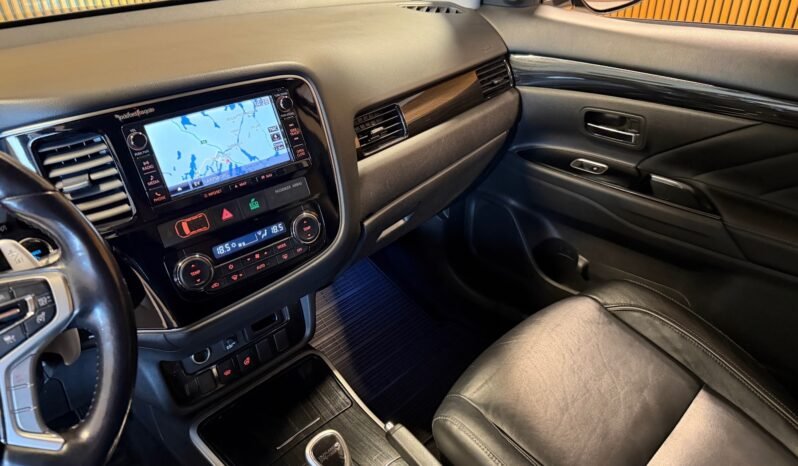
								Mitsubishi Outlander PHEV INSTYLE+ — 2016 full									