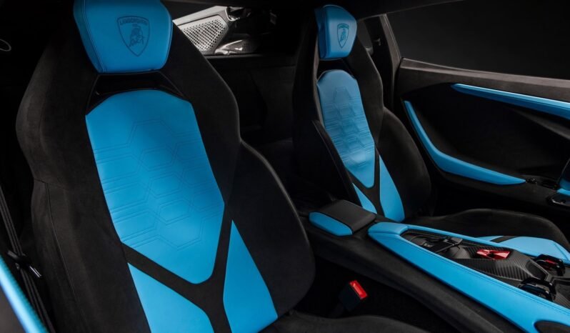 
								Lamborghini Revuelto 6.5 V12 1 015 ch – Blu Cepheus, Ad Personam, Full Carbon, Norvégien full									