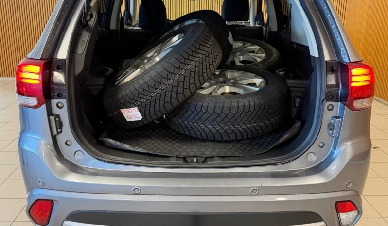 
								Mitsubishi Outlander PHEV INSTYLE+ — 2016 full									
