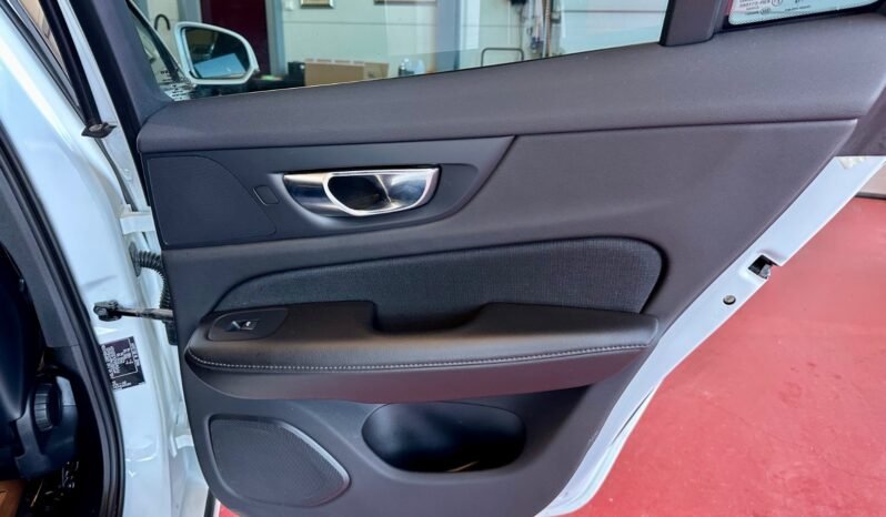 
								Volvo V60 D3 150 ch AWD Automatique — 2019 full									