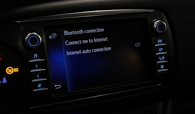 
								Toyota Yaris Pano – Navi – Régulateur – Caméra arrière – Anglaise full									