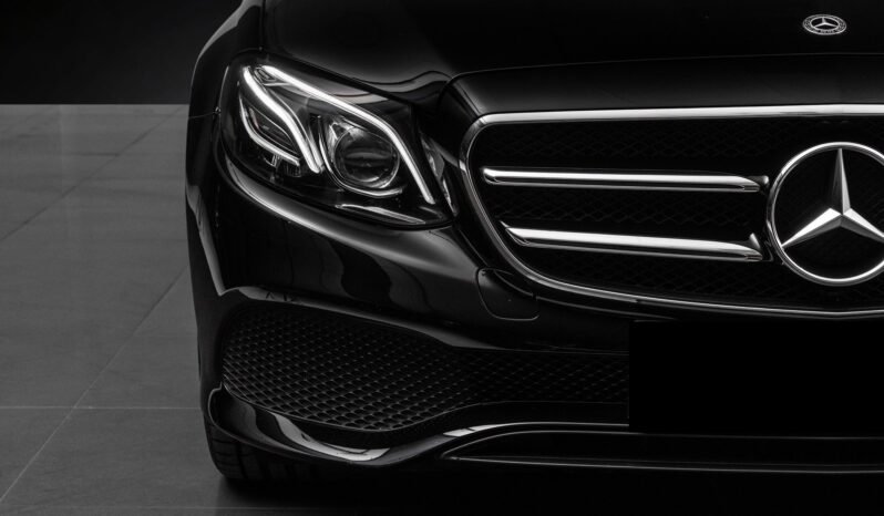 
								Mercedes-Benz E 300 e Berline Hybride Rechargeable 320 ch / Caméra / Éclairage d’ambiance / Pack Nuit / Jantes alliage / Automatique full									