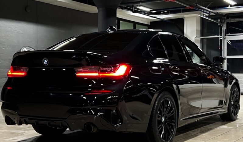 
								BMW 330e – Échappement sport – Live Cockpit – HUD – Apple CarPlay – Caméra arrière full									