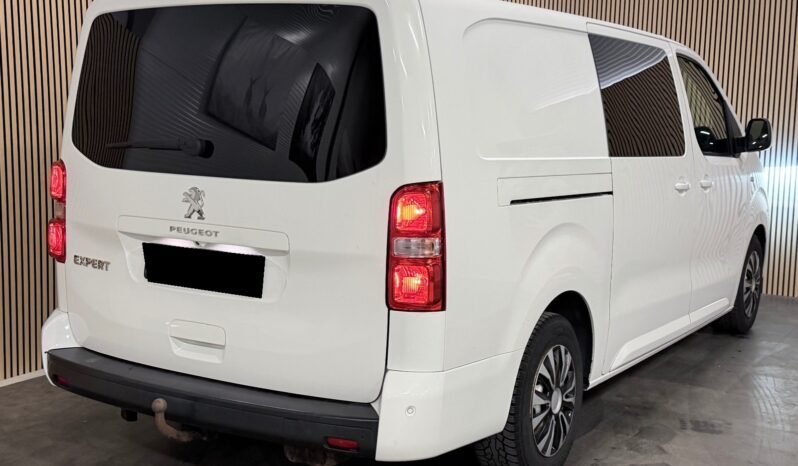 
								Peugeot Expert 2.0 BlueHDi 177 ch, millésime 2019, affichant 140 000 km. full									