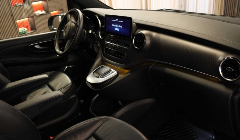 
								Mercedes-Benz V 300 d 4MATIC AMG 237 ch | Burmester | DISTRONIC | Caméra | Attelage | Webasto full									