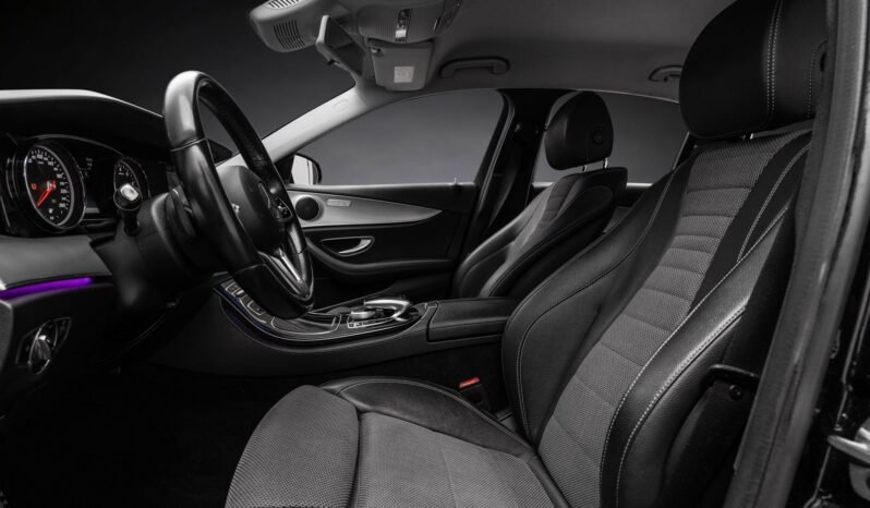 
								Mercedes-Benz E 300 e Berline Hybride Rechargeable 320 ch / Caméra / Éclairage d’ambiance / Pack Nuit / Jantes alliage / Automatique full									