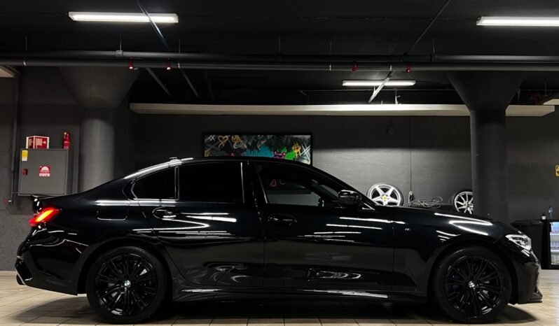 
								BMW 330e – Échappement sport – Live Cockpit – HUD – Apple CarPlay – Caméra arrière full									