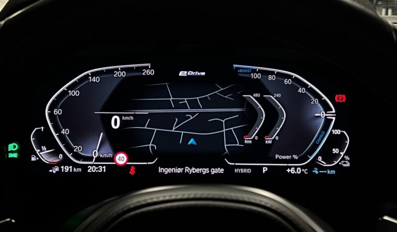 
								BMW 330e – Échappement sport – Live Cockpit – HUD – Apple CarPlay – Caméra arrière full									