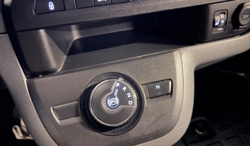 
								Peugeot Expert 2.0 BlueHDi 177 ch, millésime 2019, affichant 140 000 km. full									