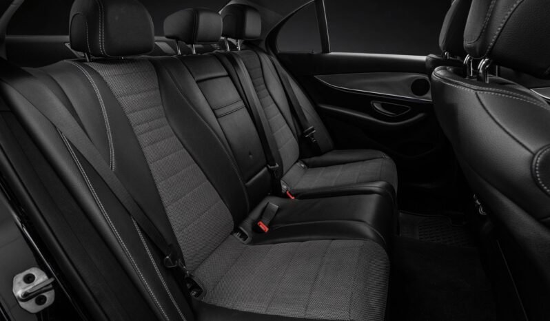 
								Mercedes-Benz E 300 e Berline Hybride Rechargeable 320 ch / Caméra / Éclairage d’ambiance / Pack Nuit / Jantes alliage / Automatique full									