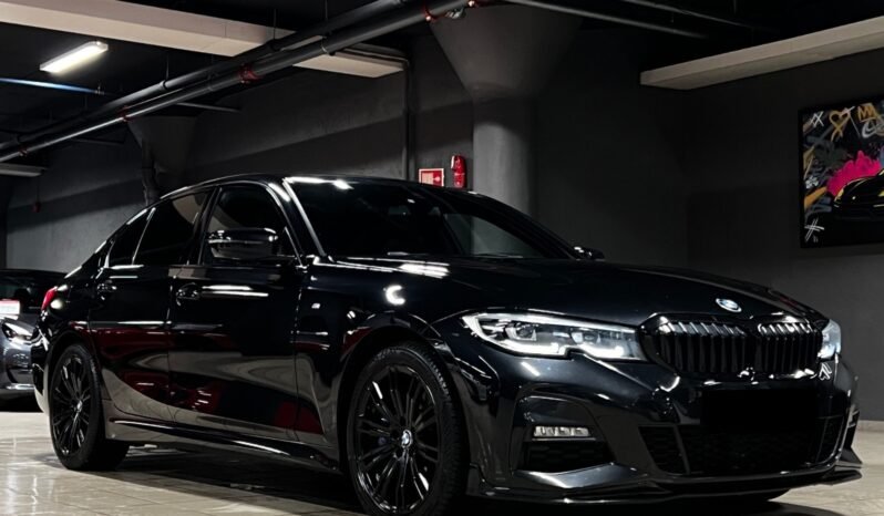 
								BMW 330e – Échappement sport – Live Cockpit – HUD – Apple CarPlay – Caméra arrière full									