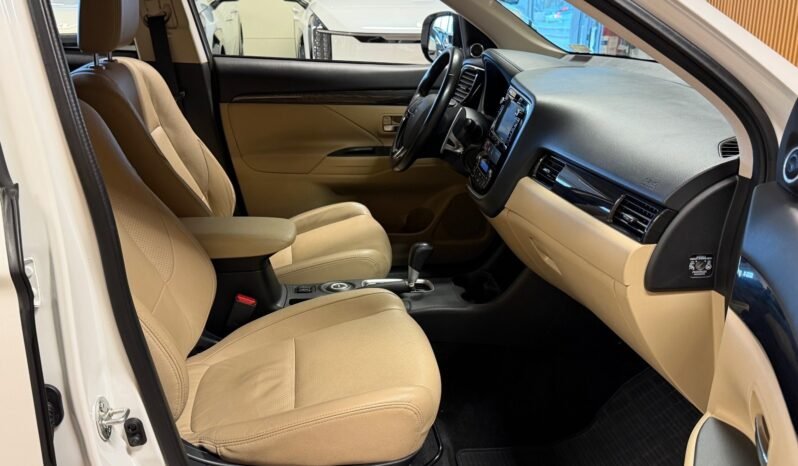 
								Mitsubishi Outlander 2.0 MIVEC 150 ch 4WD | 7 Places | Automatique | Cuir Beige | Caméra de Recul | Attelage full									