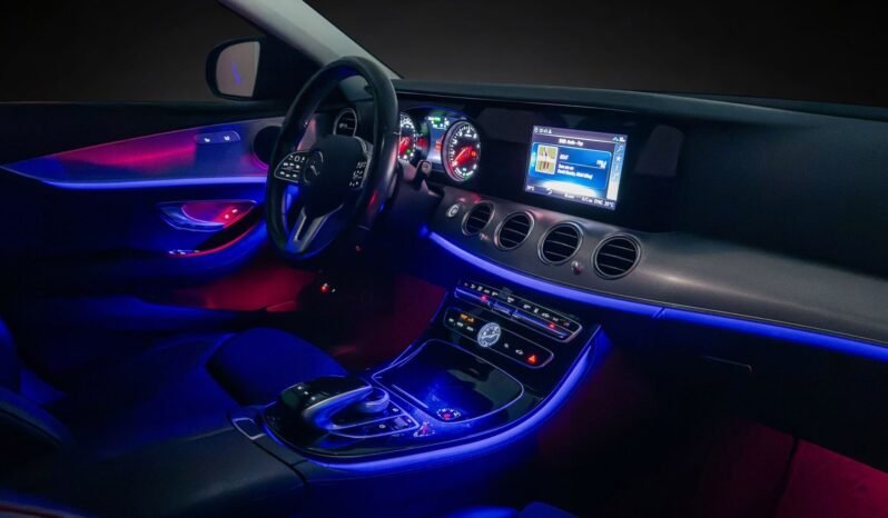
								Mercedes-Benz E 300 e Berline Hybride Rechargeable 320 ch / Caméra / Éclairage d’ambiance / Pack Nuit / Jantes alliage / Automatique full									