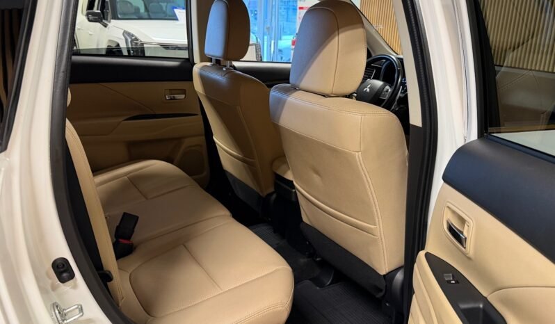 
								Mitsubishi Outlander 2.0 MIVEC 150 ch 4WD | 7 Places | Automatique | Cuir Beige | Caméra de Recul | Attelage full									