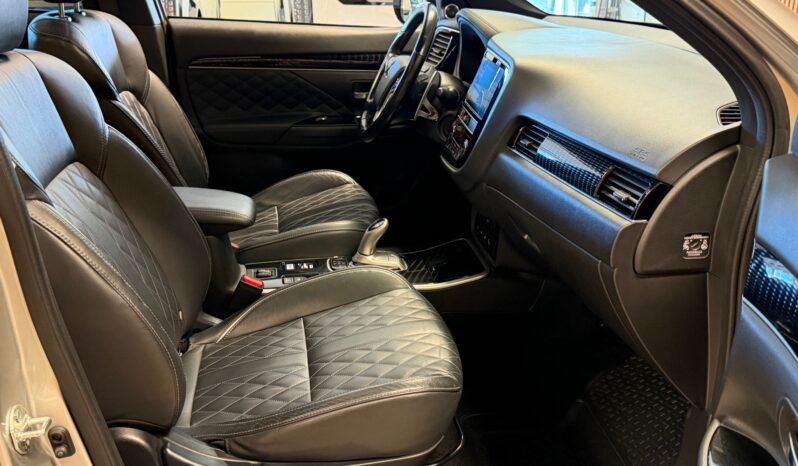 
								Mitsubishi Outlander PHEV Instyle+ | Cuir | Crochet | Caméra 360° | Hybride rechargeable full									