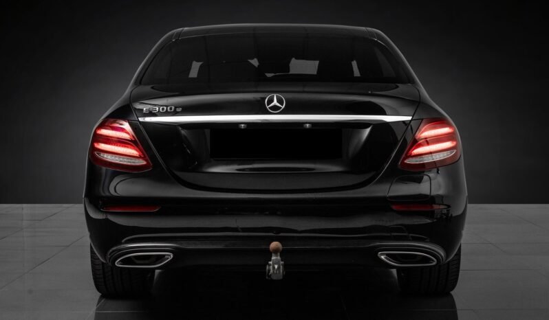 
								Mercedes-Benz E 300 e Berline Hybride Rechargeable 320 ch / Caméra / Éclairage d’ambiance / Pack Nuit / Jantes alliage / Automatique full									