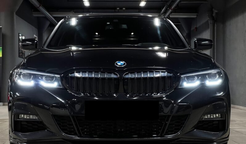 
								BMW 330e – Échappement sport – Live Cockpit – HUD – Apple CarPlay – Caméra arrière full									