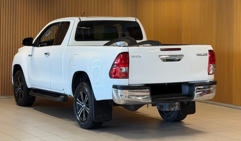 
								Toyota Hilux 2.4 D-4D 150 ch X-Cab SR | 4×4 | Manuel | Attelage | Climatisation | Caméra de recul full									