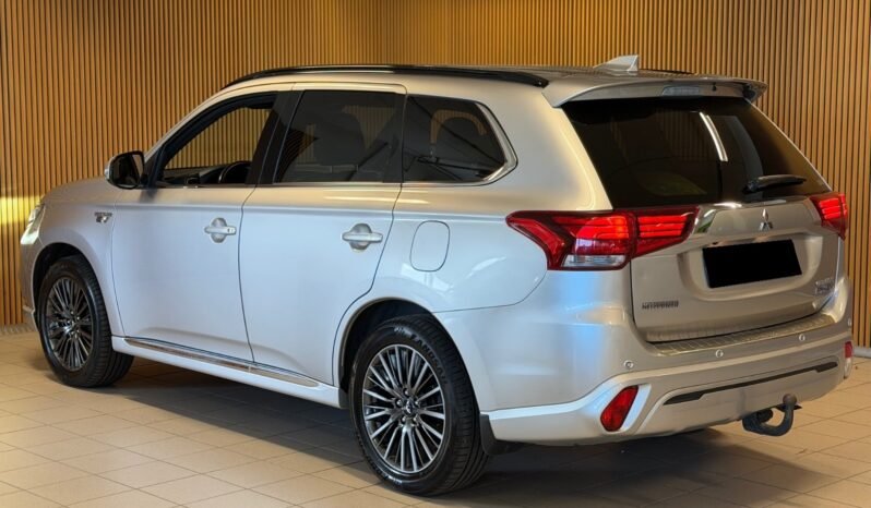 
								Mitsubishi Outlander PHEV Instyle+ | Cuir | Crochet | Caméra 360° | Hybride rechargeable full									