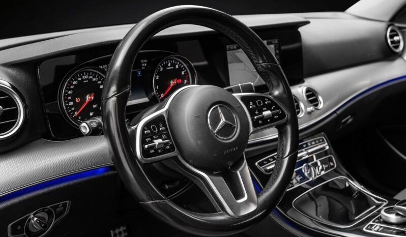 
								Mercedes-Benz E 300 e Berline Hybride Rechargeable 320 ch / Caméra / Éclairage d’ambiance / Pack Nuit / Jantes alliage / Automatique full									