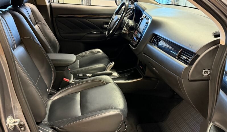 
								Mitsubishi Outlander PHEV INSTYLE+ — 2016 full									