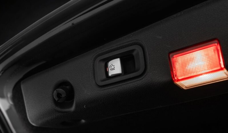 
								Mercedes-Benz E 300 e Berline Hybride Rechargeable 320 ch / Caméra / Éclairage d’ambiance / Pack Nuit / Jantes alliage / Automatique full									