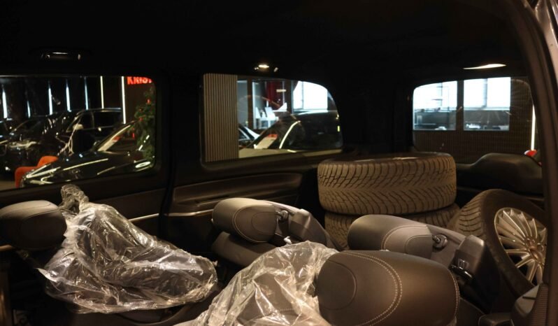 
								Mercedes-Benz V 300 d 4MATIC AMG 237 ch | Burmester | DISTRONIC | Caméra | Attelage | Webasto full									