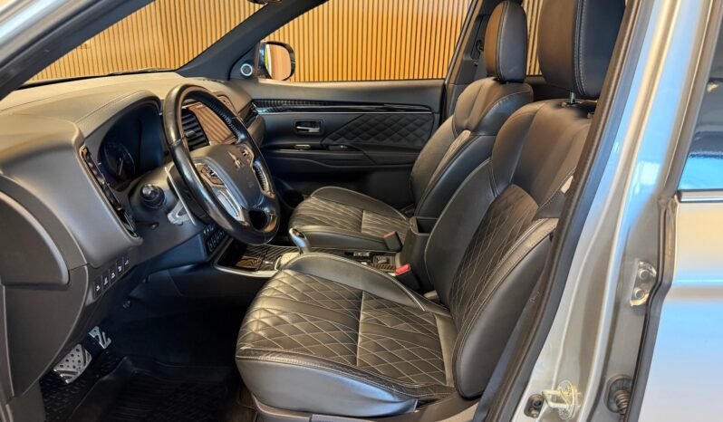 
								Mitsubishi Outlander PHEV Instyle+ | Cuir | Crochet | Caméra 360° | Hybride rechargeable full									