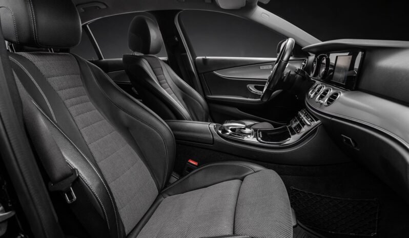 
								Mercedes-Benz E 300 e Berline Hybride Rechargeable 320 ch / Caméra / Éclairage d’ambiance / Pack Nuit / Jantes alliage / Automatique full									