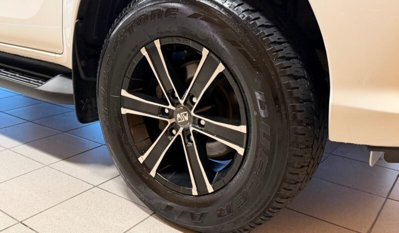 
								Toyota Hilux 2.4 D-4D 150 ch X-Cab SR | 4×4 | Manuel | Attelage | Climatisation | Caméra de recul full									