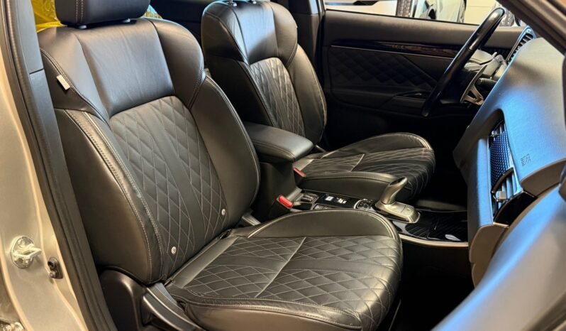 
								Mitsubishi Outlander PHEV Instyle+ | Cuir | Crochet | Caméra 360° | Hybride rechargeable full									