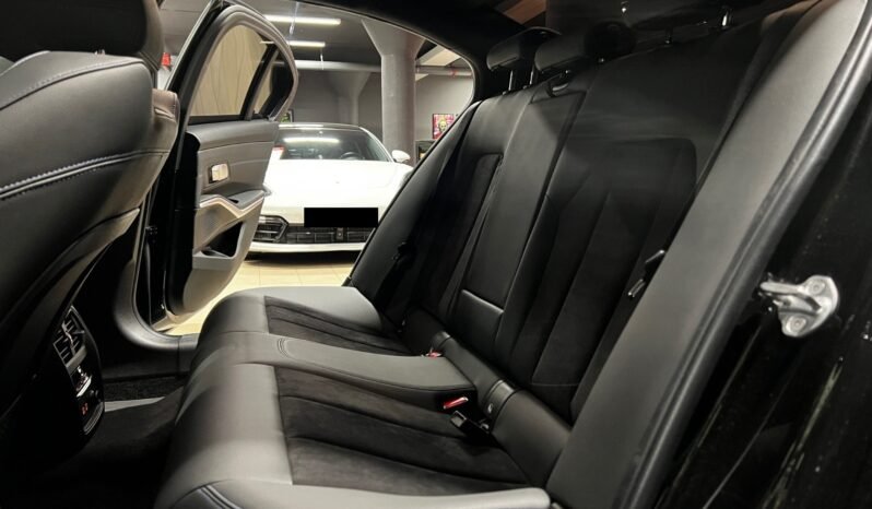 
								BMW 330e – Échappement sport – Live Cockpit – HUD – Apple CarPlay – Caméra arrière full									