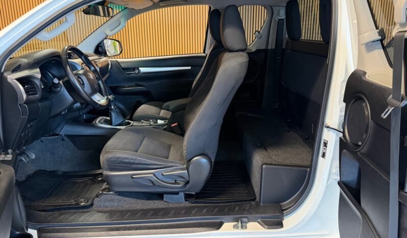 
								Toyota Hilux 2.4 D-4D 150 ch X-Cab SR | 4×4 | Manuel | Attelage | Climatisation | Caméra de recul full									